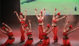 Nữ sinh khoe vũ đạo nóng bỏng, điêu luyện